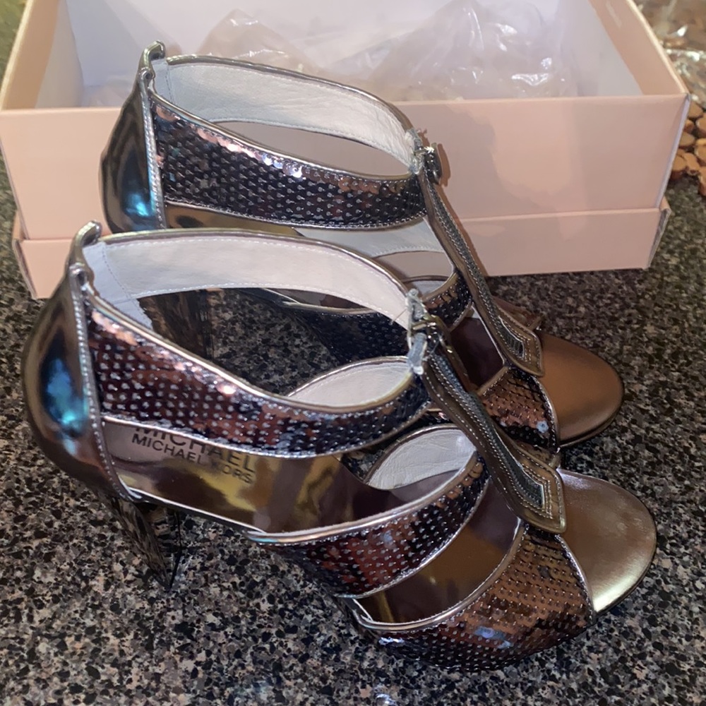 Michael Kors Berkley Gunmetal Silver Mirrored Glitter Sequin Sandals Size 8.5 - Picture 2 of 8